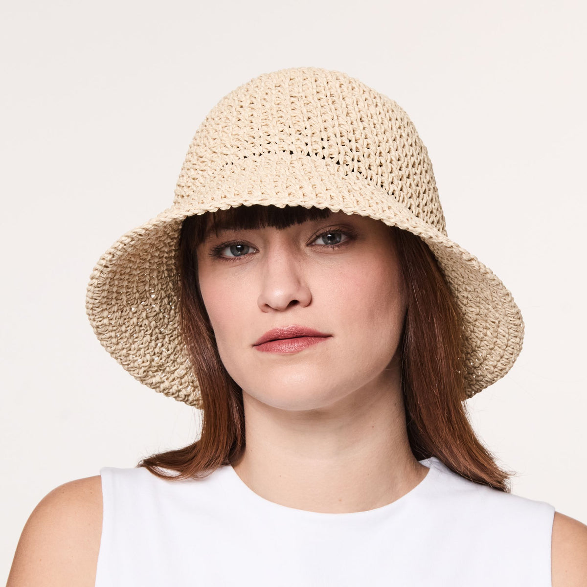 Calista - Cloche en paille de raphia crochetée chameau